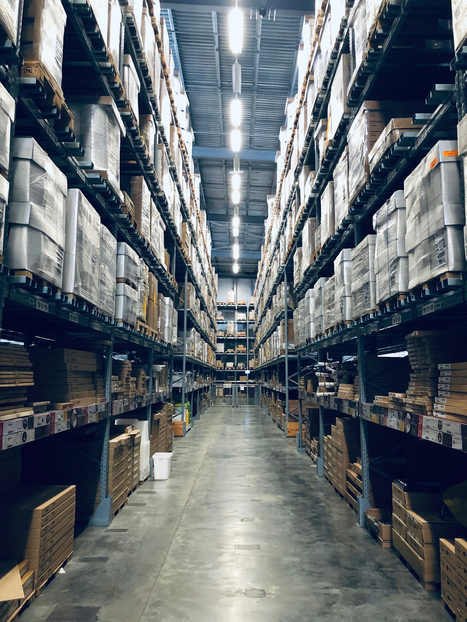 Corsia di un magazzino e-commerce illuminata, a fine giornata